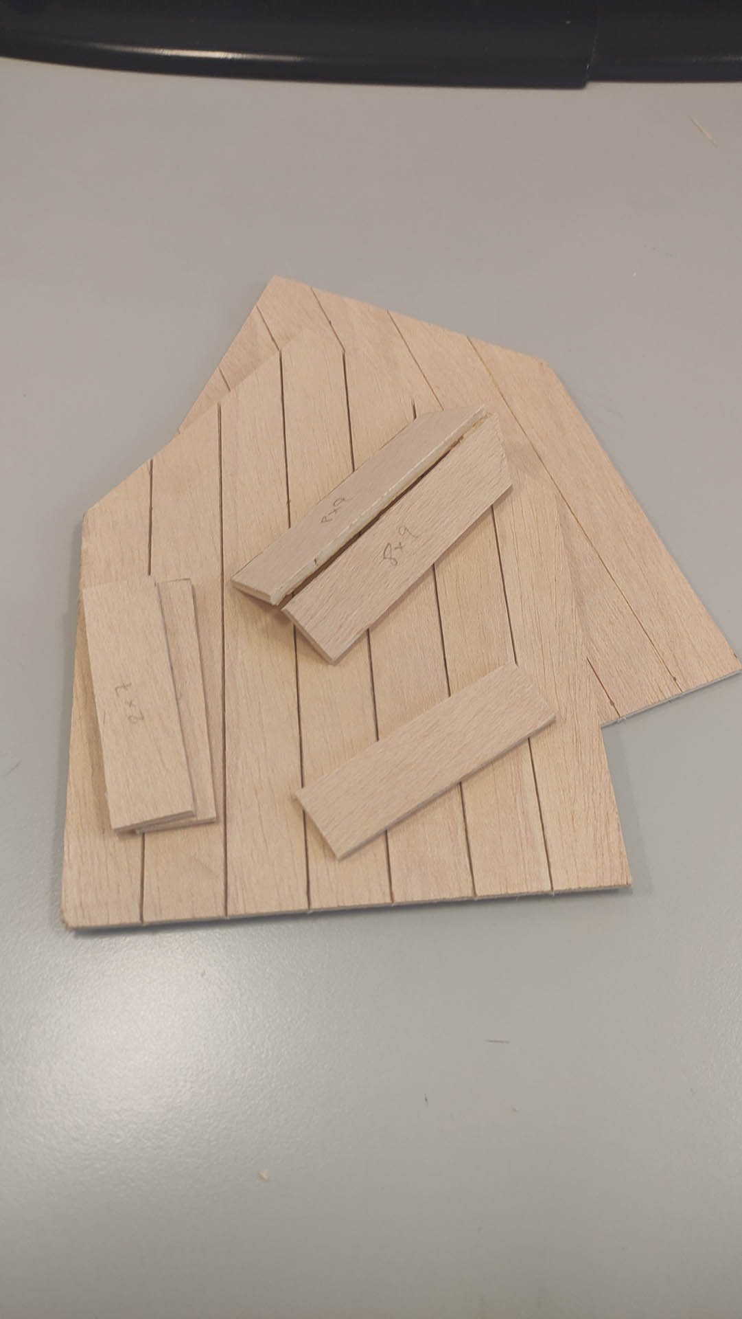 Diorama artístico de una cabaña de madera azul envejecida sobre pilotes en un pantano, con efectos de agua estancada, un bote de remos y detalles de vegetación pantanosa.