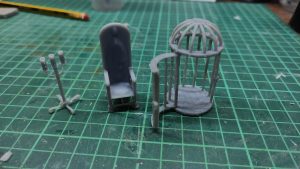 Diorama artesanal detallado de un duende y un pozo estructurado en tres niveles. El nivel superior recrea un jardín exterior exuberante utilizando vegetación natural y preservada (musgos y enredaderas), sobre estancias subterráneas de piedra y madera