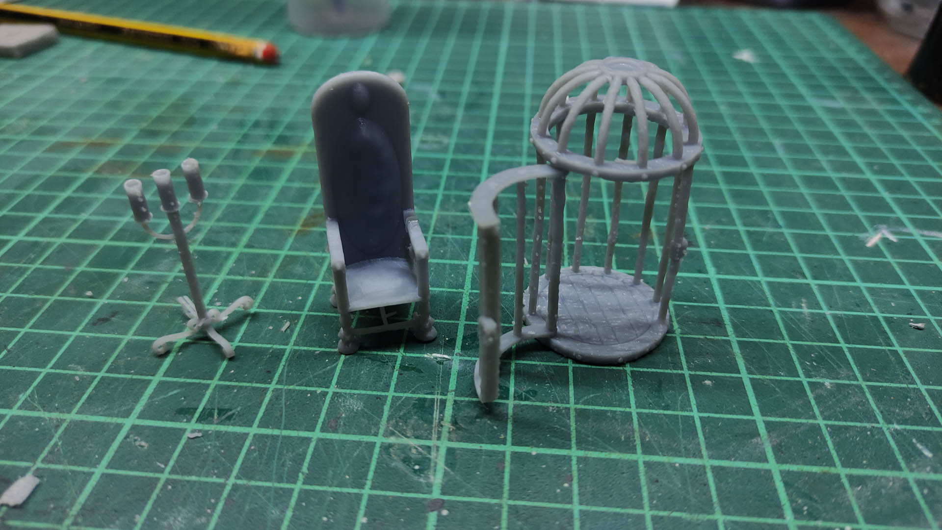 Diorama artesanal detallado de un duende y un pozo estructurado en tres niveles. El nivel superior recrea un jardín exterior exuberante utilizando vegetación natural y preservada (musgos y enredaderas), sobre estancias subterráneas de piedra y madera