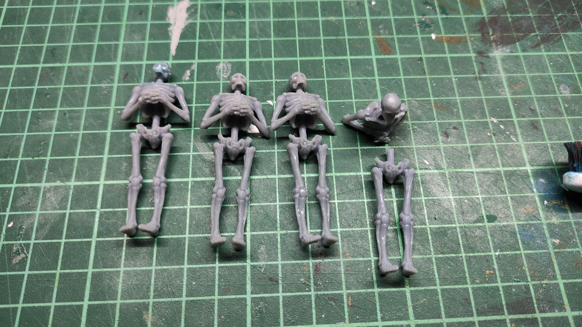 Diorama artesanal detallado de un duende y un pozo estructurado en tres niveles. El nivel superior recrea un jardín exterior exuberante utilizando vegetación natural y preservada (musgos y enredaderas), sobre estancias subterráneas de piedra y madera