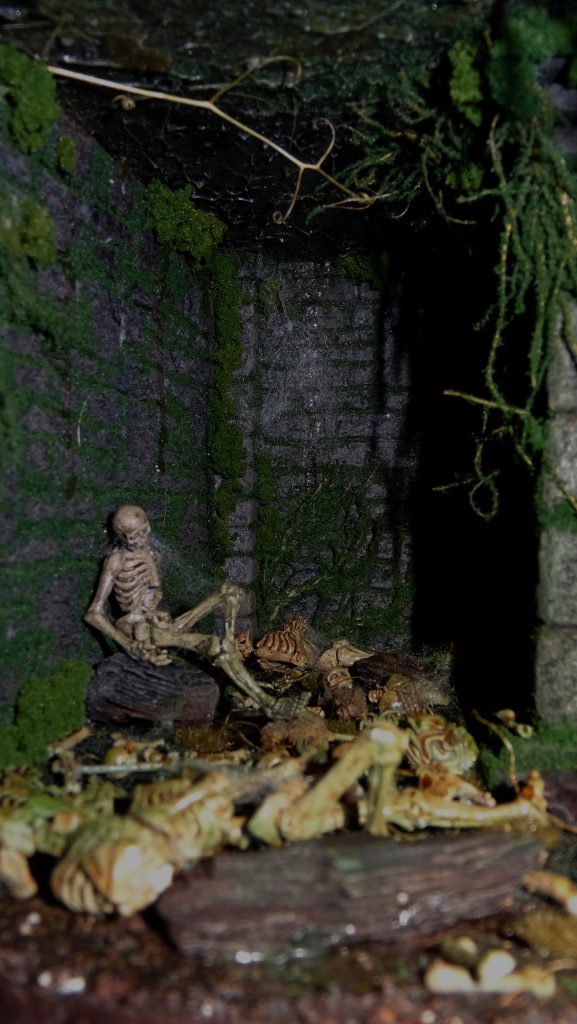 Proceso de creación de diorama artesanal "La Inquisición": construcción de estructura en tres niveles, modelado de arquitectura gótica en piedra y uso de vegetación natural preservada para un acabado hiperrealista