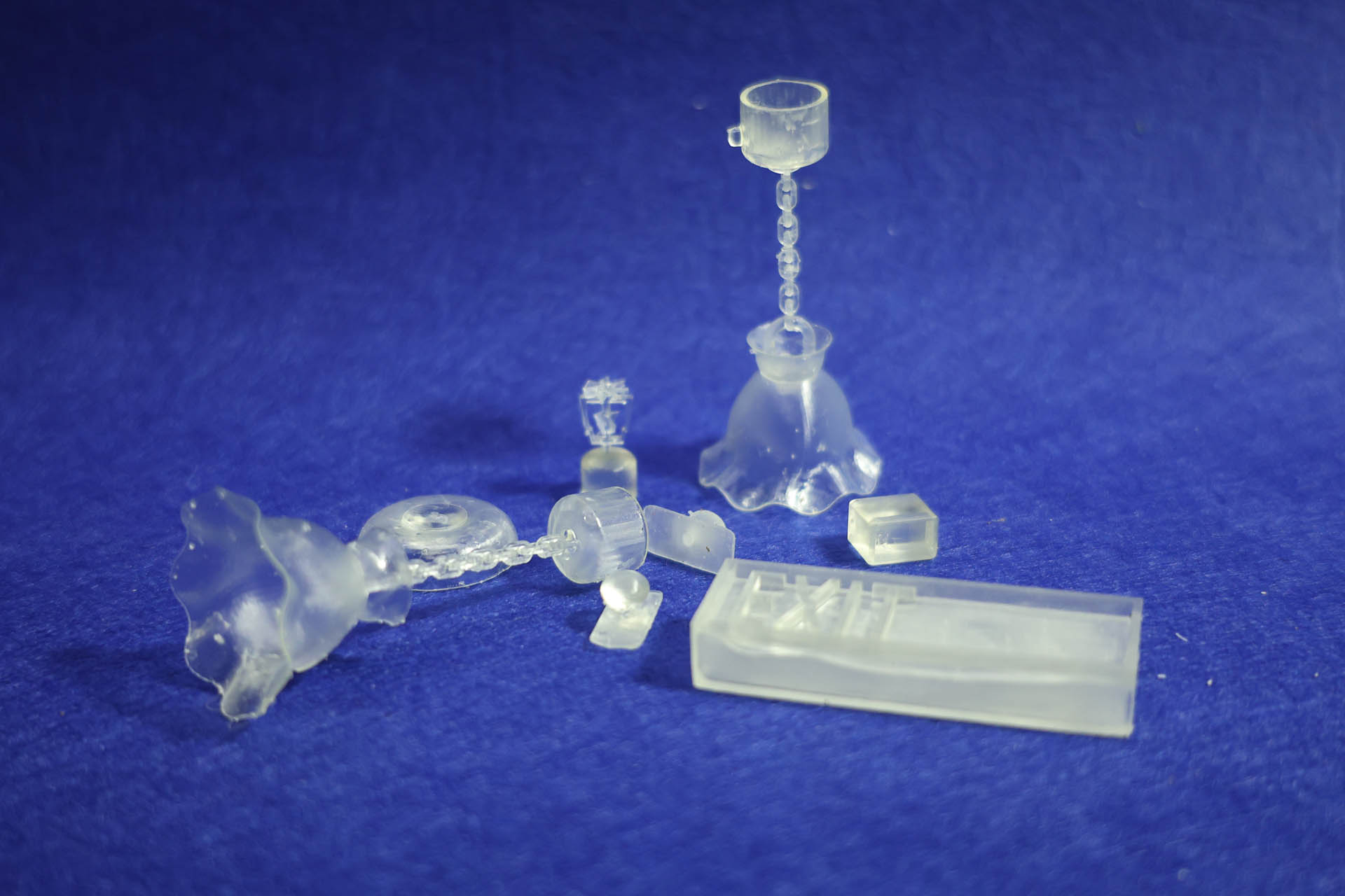 Proceso de construcción del diorama "Las Gemelas": recreación artesanal del pasillo del hotel Overlook con papel pintado geométrico en miniatura, carpintería detallada de puertas de hotel