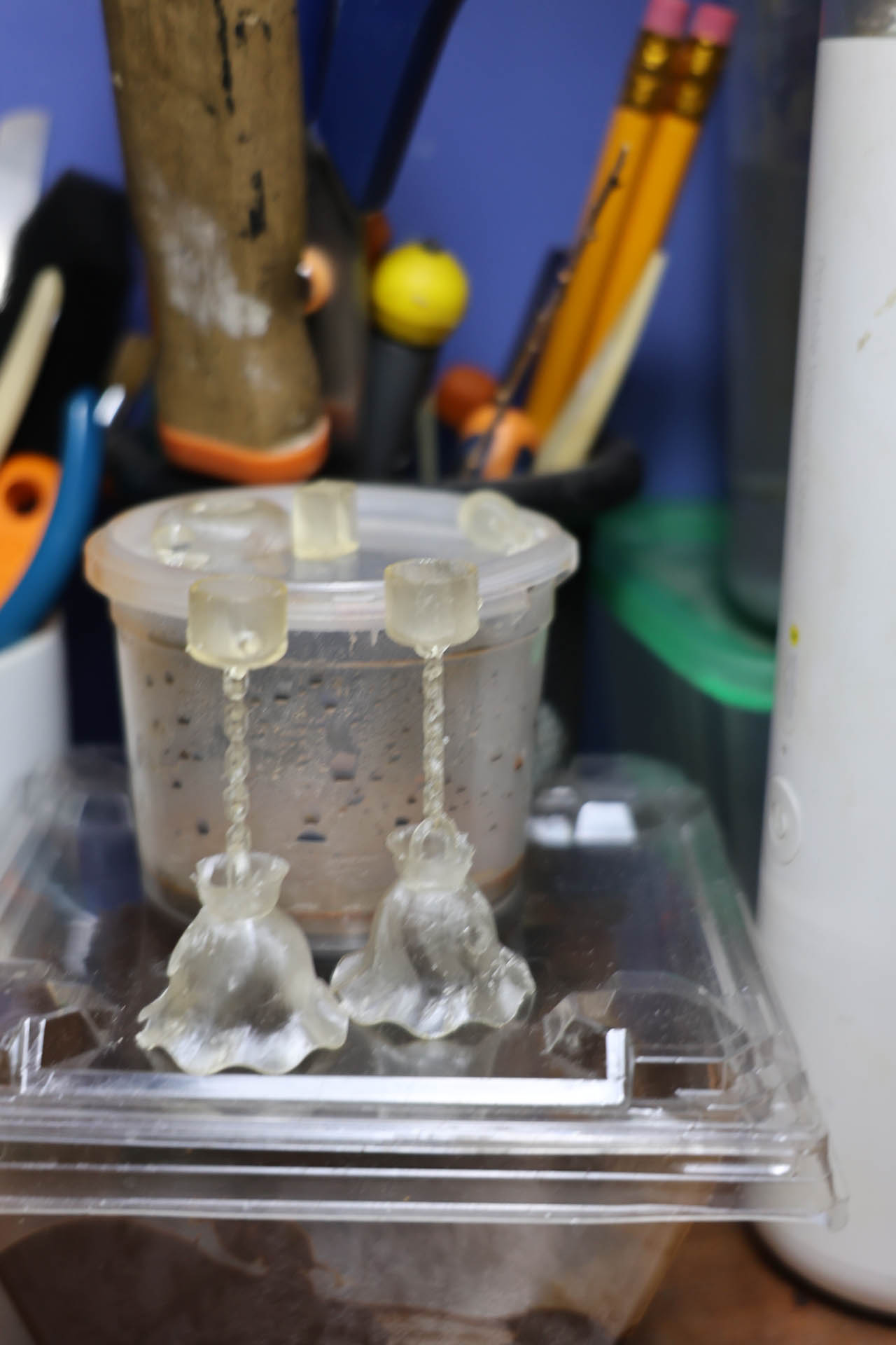 Proceso de construcción del diorama "Las Gemelas": recreación artesanal del pasillo del hotel Overlook con papel pintado geométrico en miniatura, carpintería detallada de puertas de hotel