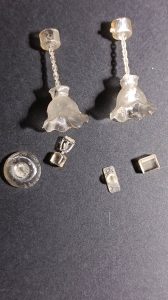 Proceso de construcción del diorama "Las Gemelas": recreación artesanal del pasillo del hotel Overlook con papel pintado geométrico en miniatura, carpintería detallada de puertas de hotel