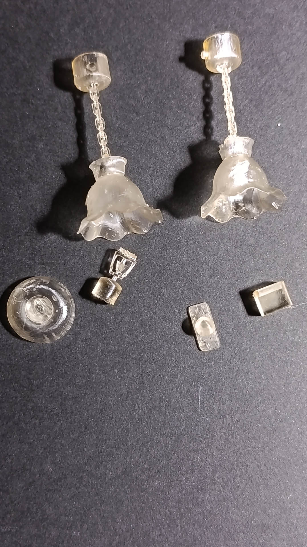 Proceso de construcción del diorama "Las Gemelas": recreación artesanal del pasillo del hotel Overlook con papel pintado geométrico en miniatura, carpintería detallada de puertas de hotel