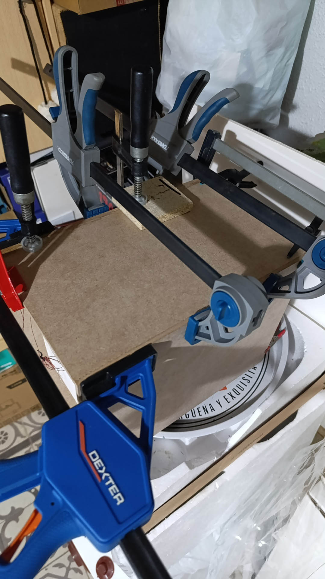 Proceso de construcción del diorama "Las Gemelas": recreación artesanal del pasillo del hotel Overlook con papel pintado geométrico en miniatura, carpintería detallada de puertas de hotel