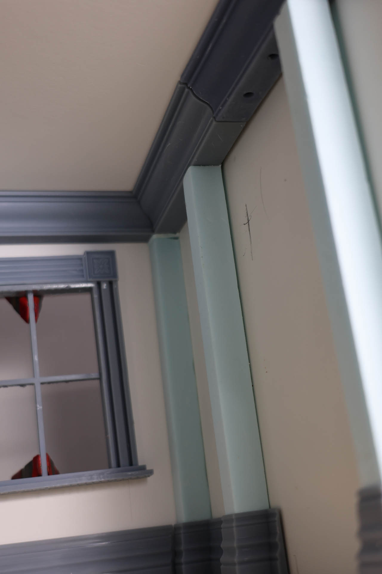 Proceso de construcción del diorama "Las Gemelas": recreación artesanal del pasillo del hotel Overlook con papel pintado geométrico en miniatura, carpintería detallada de puertas de hotel