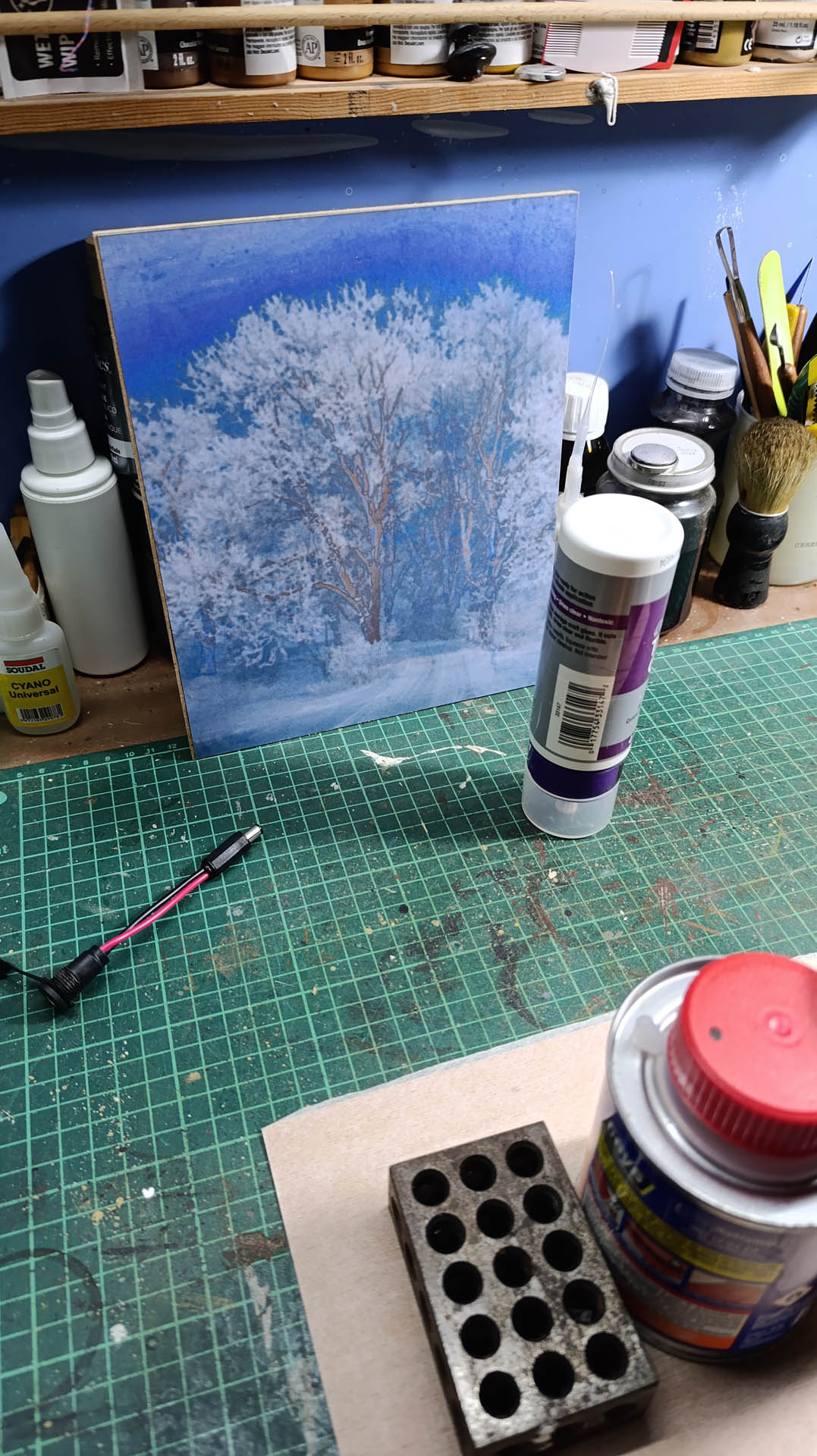 Proceso de construcción del diorama "Las Gemelas": recreación artesanal del pasillo del hotel Overlook con papel pintado geométrico en miniatura, carpintería detallada de puertas de hotel