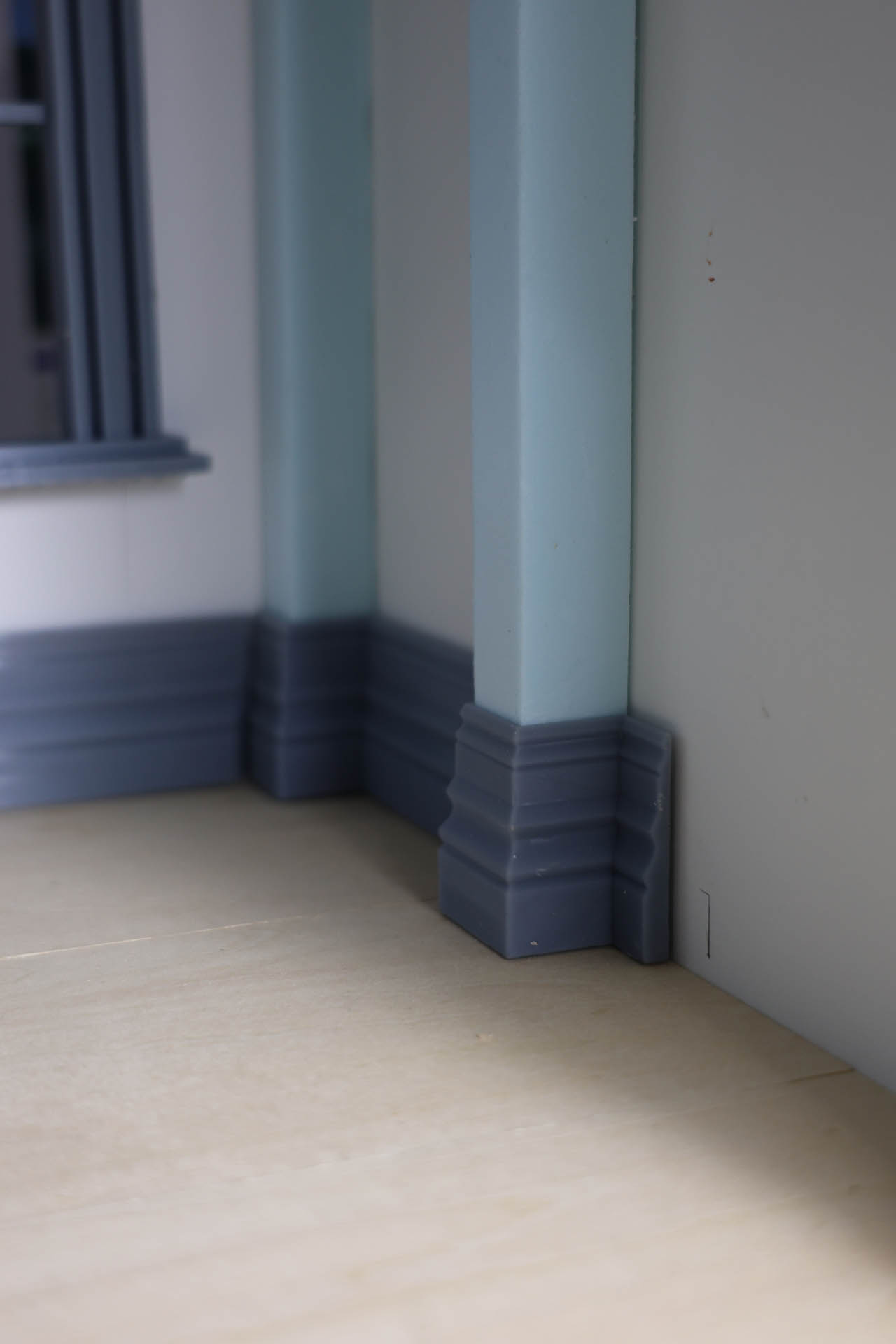 Proceso de construcción del diorama "Las Gemelas": recreación artesanal del pasillo del hotel Overlook con papel pintado geométrico en miniatura, carpintería detallada de puertas de hotel