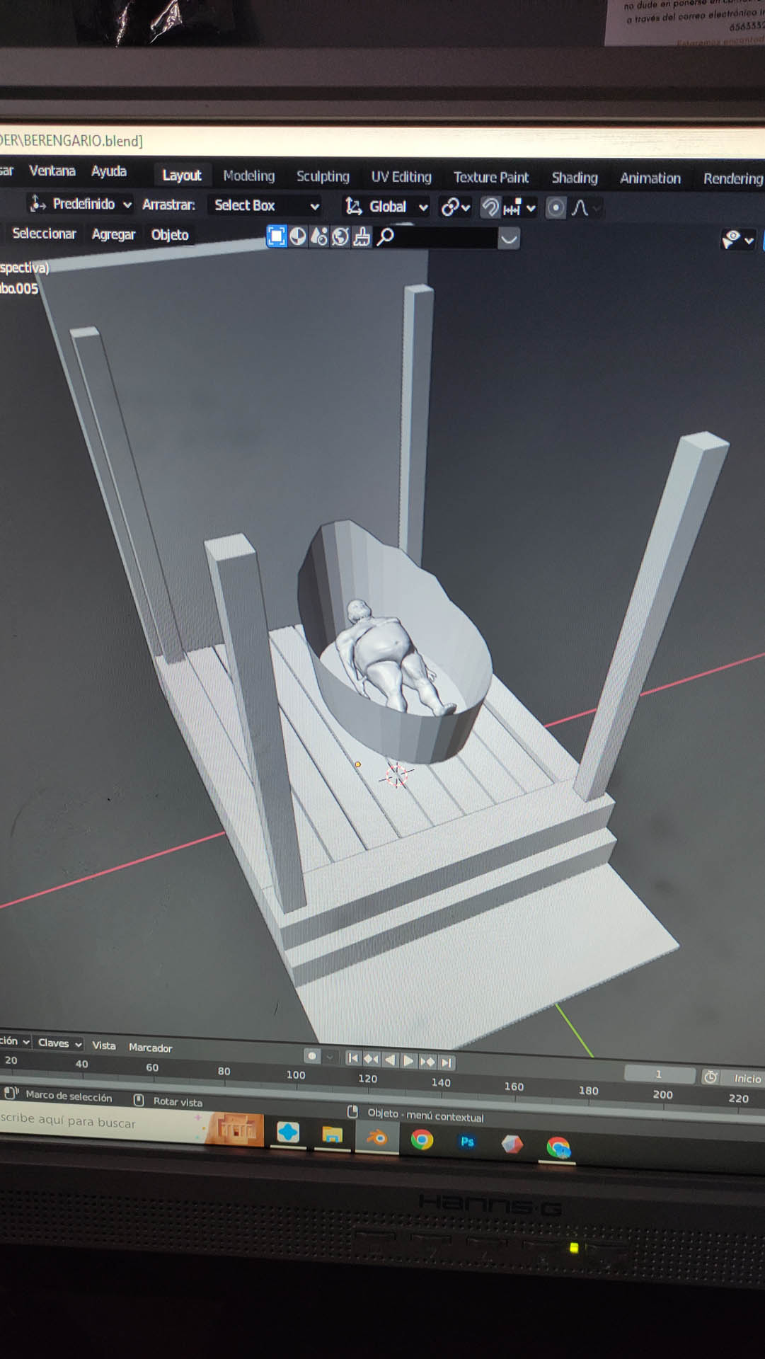 Proceso artesanal del diorama "El Nombre de la Rosa": recreación detallada de los baños del monasterio medieval con Berengario muerto en la bañera, modelado de texturas de piedra húmeda y envejecimiento de mobiliario de madera real