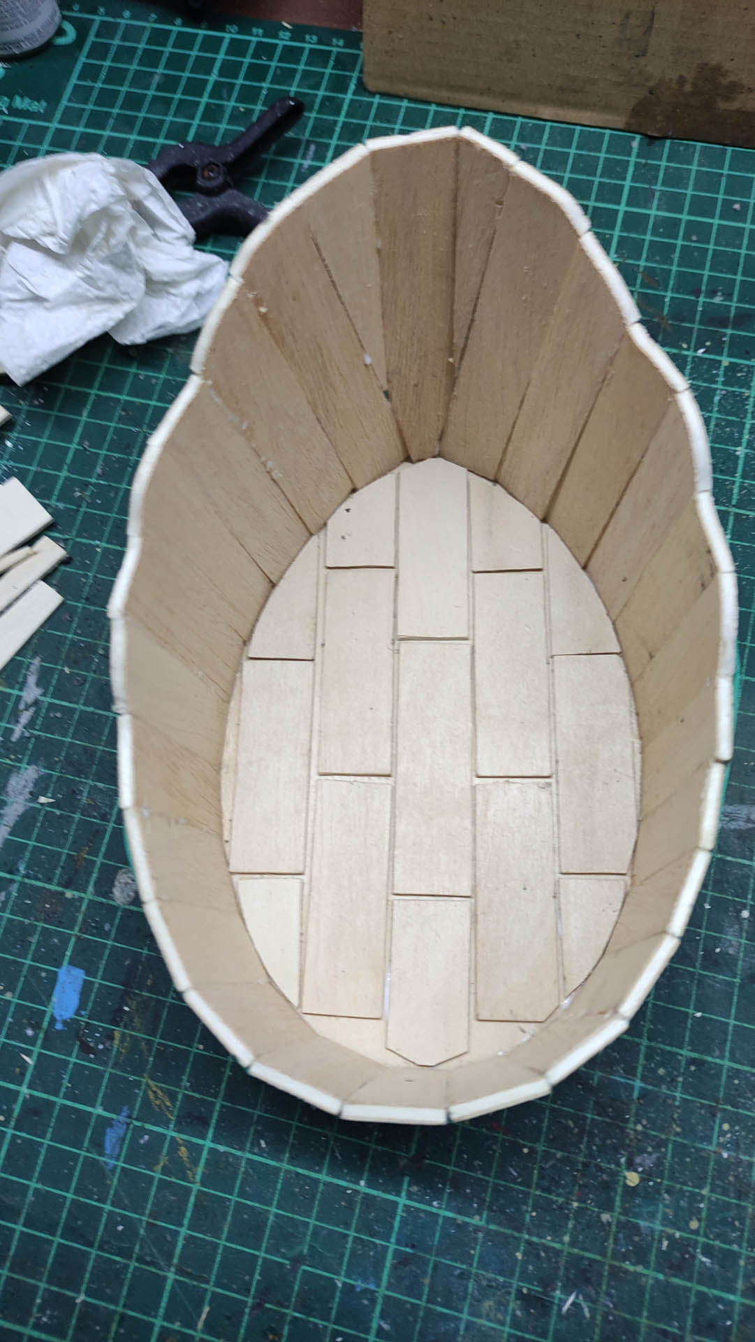 Proceso artesanal del diorama "El Nombre de la Rosa": recreación detallada de los baños del monasterio medieval con Berengario muerto en la bañera, modelado de texturas de piedra húmeda y envejecimiento de mobiliario de madera real