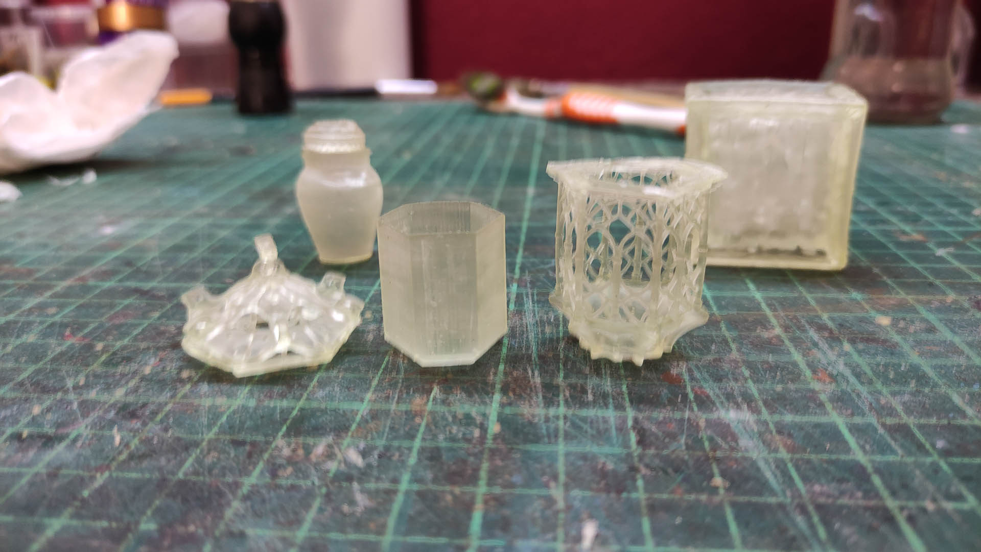 Proceso artesanal del diorama "El Nombre de la Rosa": recreación detallada de los baños del monasterio medieval con Berengario muerto en la bañera, modelado de texturas de piedra húmeda y envejecimiento de mobiliario de madera real