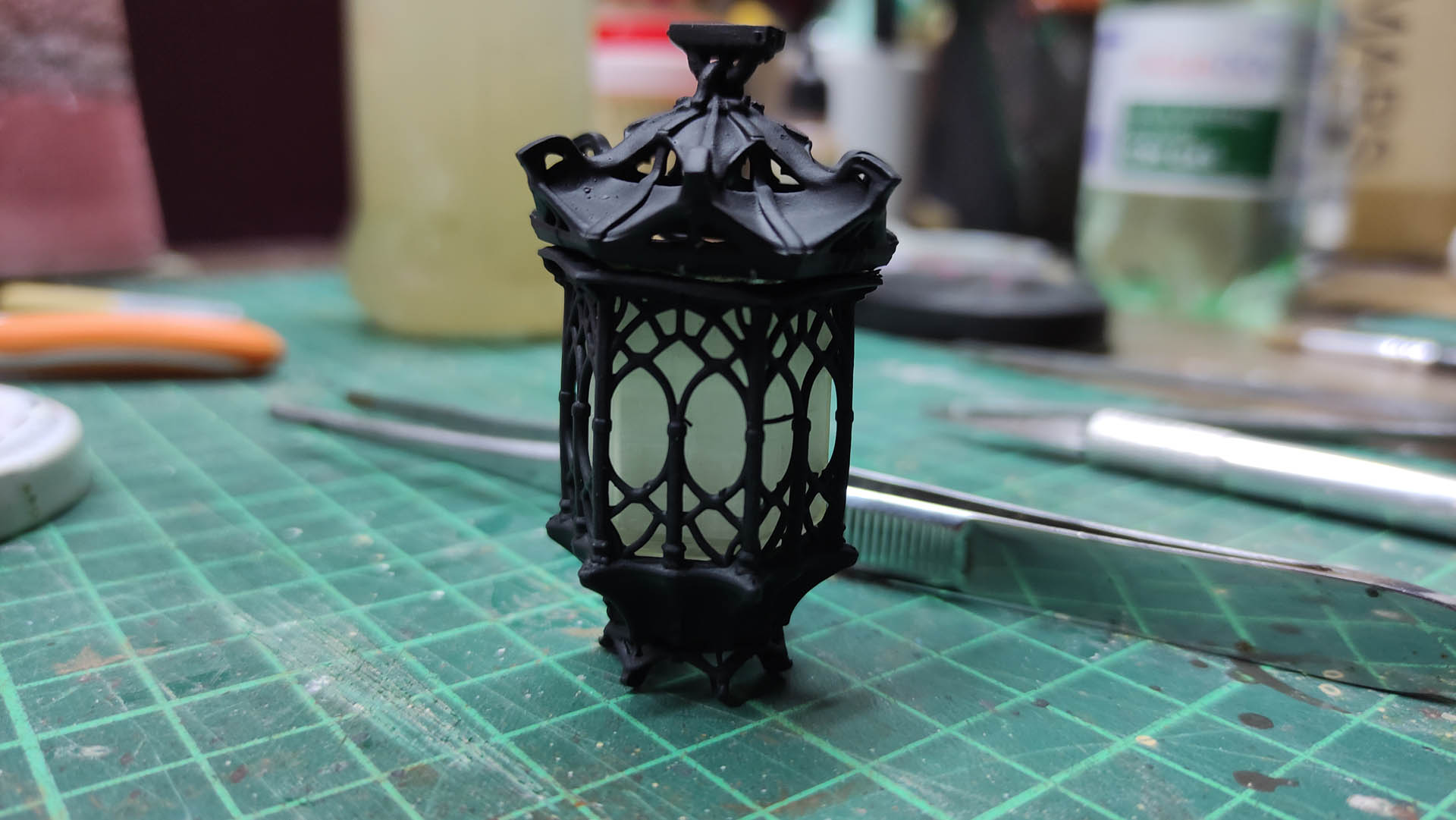 Proceso artesanal del diorama "El Nombre de la Rosa": recreación detallada de los baños del monasterio medieval con Berengario muerto en la bañera, modelado de texturas de piedra húmeda y envejecimiento de mobiliario de madera real