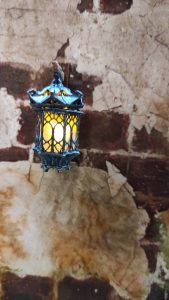 Proceso artesanal del diorama "El Nombre de la Rosa": recreación detallada de los baños del monasterio medieval con Berengario muerto en la bañera, modelado de texturas de piedra húmeda y envejecimiento de mobiliario de madera real