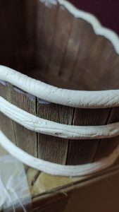 Proceso artesanal del diorama "El Nombre de la Rosa": recreación detallada de los baños del monasterio medieval con Berengario muerto en la bañera, modelado de texturas de piedra húmeda y envejecimiento de mobiliario de madera real