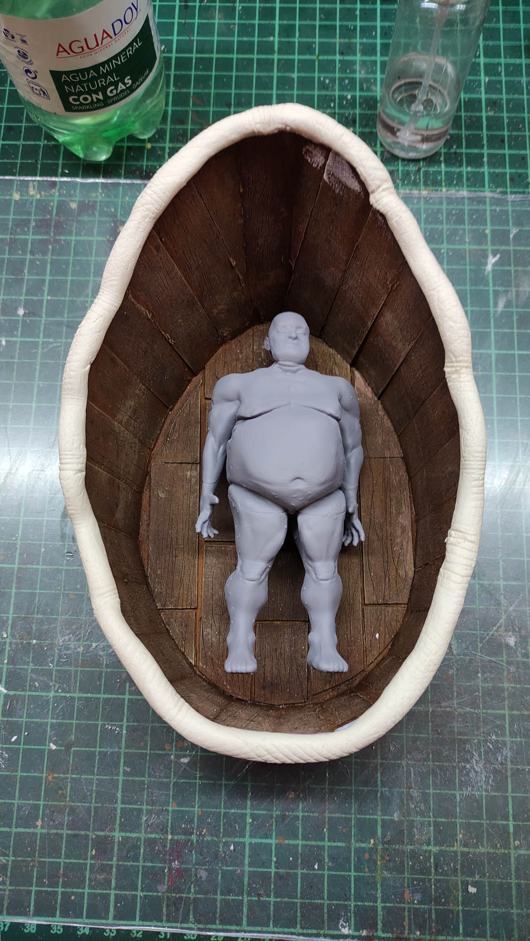 Proceso artesanal del diorama "El Nombre de la Rosa": recreación detallada de los baños del monasterio medieval con Berengario muerto en la bañera, modelado de texturas de piedra húmeda y envejecimiento de mobiliario de madera real