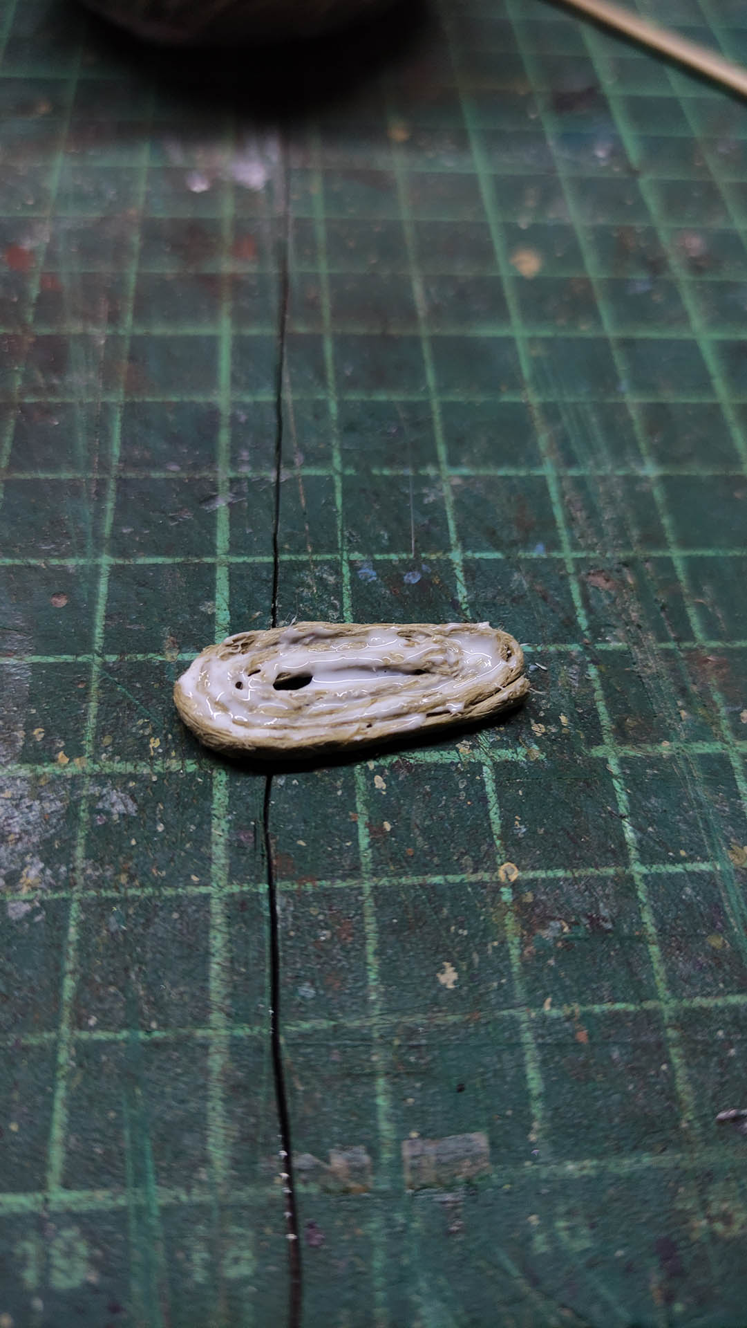 Proceso artesanal del diorama "El Nombre de la Rosa": recreación detallada de los baños del monasterio medieval con Berengario muerto en la bañera, modelado de texturas de piedra húmeda y envejecimiento de mobiliario de madera real