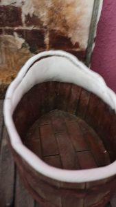 Proceso artesanal del diorama "El Nombre de la Rosa": recreación detallada de los baños del monasterio medieval con Berengario muerto en la bañera, modelado de texturas de piedra húmeda y envejecimiento de mobiliario de madera real