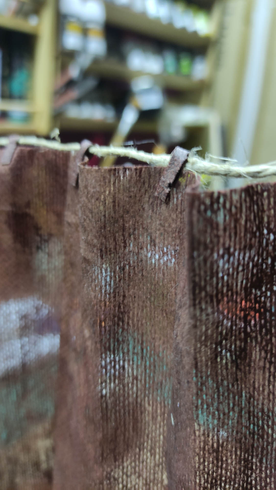 Proceso artesanal del diorama "El Nombre de la Rosa": recreación detallada de los baños del monasterio medieval con Berengario muerto en la bañera, modelado de texturas de piedra húmeda y envejecimiento de mobiliario de madera real