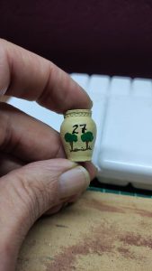 Proceso artesanal del diorama "El Nombre de la Rosa": recreación detallada de los baños del monasterio medieval con Berengario muerto en la bañera, modelado de texturas de piedra húmeda y envejecimiento de mobiliario de madera real