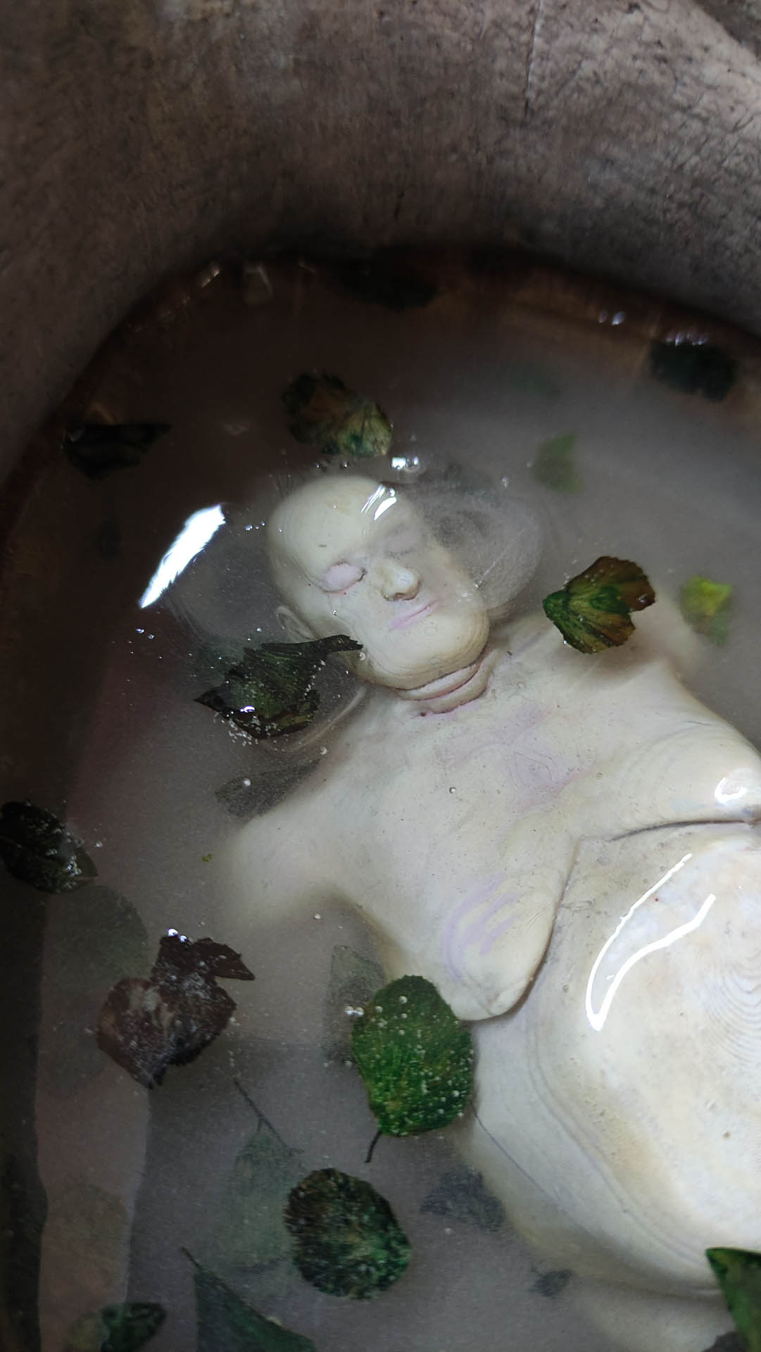 Proceso artesanal del diorama "El Nombre de la Rosa": recreación detallada de los baños del monasterio medieval con Berengario muerto en la bañera, modelado de texturas de piedra húmeda y envejecimiento de mobiliario de madera real