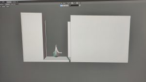 Diorama artesanal de Venecia durante la peste negra, mostrando a dos médicos de la peste con máscara frente a una góndola en un canal, con iluminación de farol.