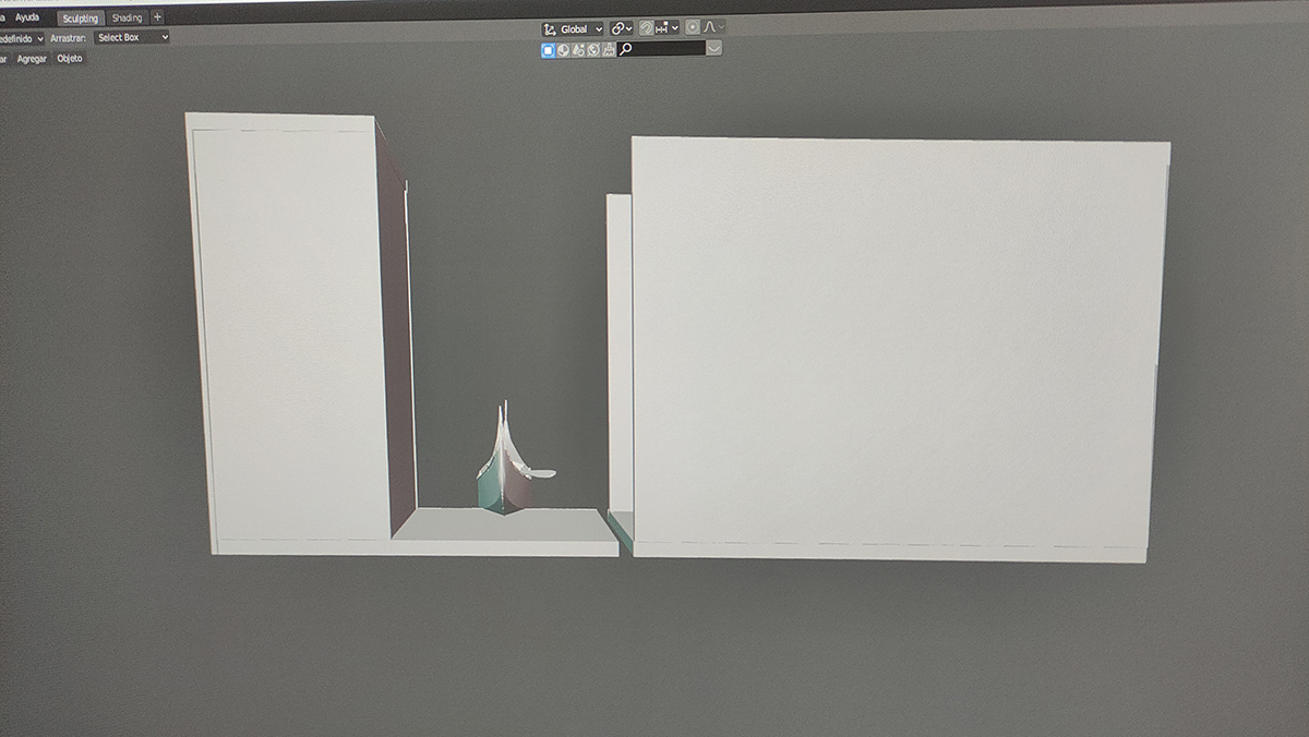 Diorama artesanal de Venecia durante la peste negra, mostrando a dos médicos de la peste con máscara frente a una góndola en un canal, con iluminación de farol.