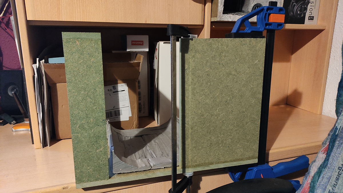 Diorama artesanal de Venecia durante la peste negra, mostrando a dos médicos de la peste con máscara frente a una góndola en un canal, con iluminación de farol.