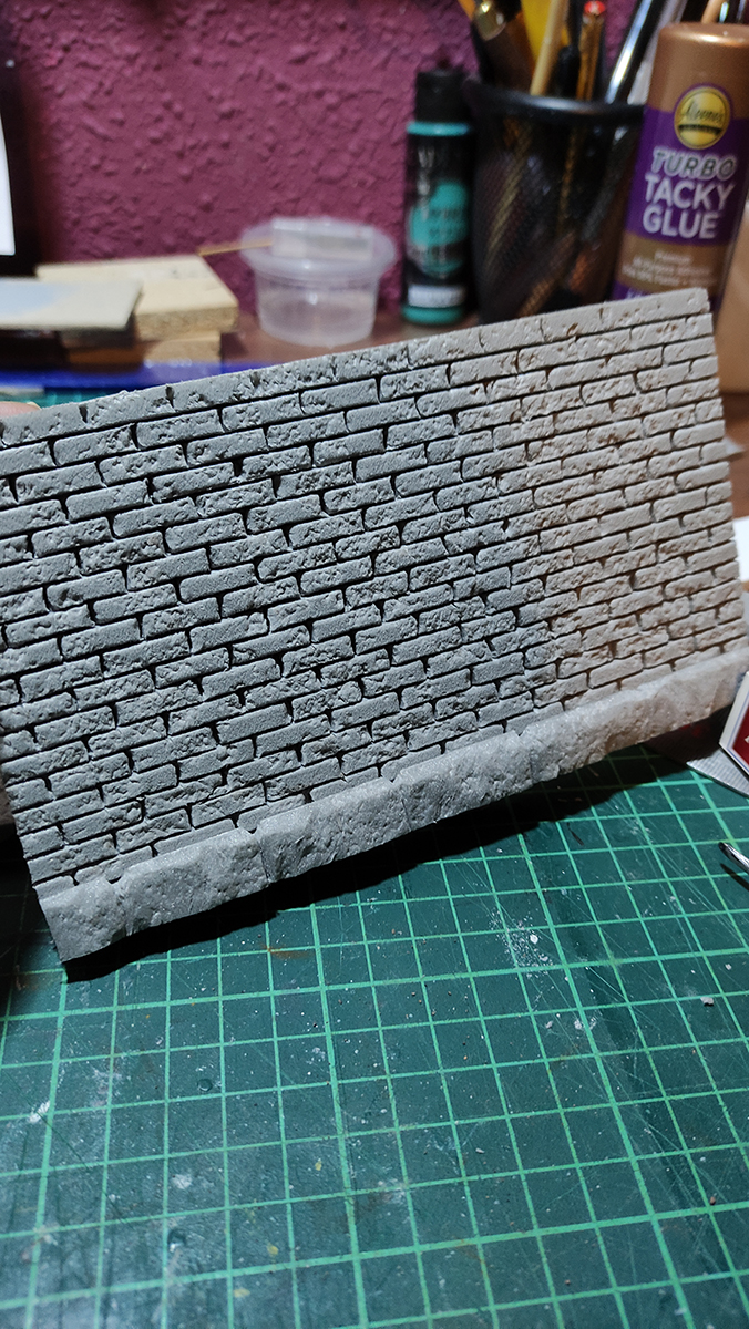 Diorama artesanal de Venecia durante la peste negra, mostrando a dos médicos de la peste con máscara frente a una góndola en un canal, con iluminación de farol.