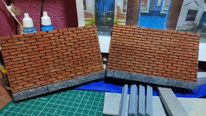 Diorama artesanal de Venecia durante la peste negra, mostrando a dos médicos de la peste con máscara frente a una góndola en un canal, con iluminación de farol.