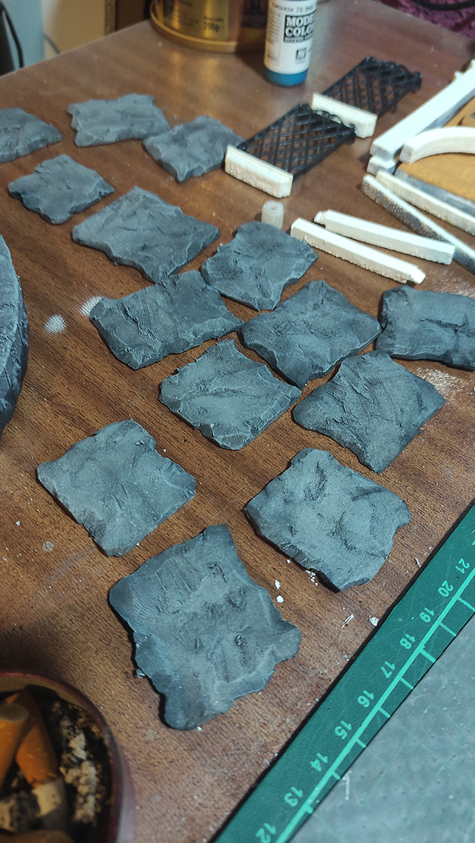 Diorama artesanal de Venecia durante la peste negra, mostrando a dos médicos de la peste con máscara frente a una góndola en un canal, con iluminación de farol.