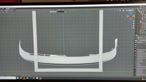 Diorama artesanal de Venecia durante la peste negra, mostrando a dos médicos de la peste con máscara frente a una góndola en un canal, con iluminación de farol.