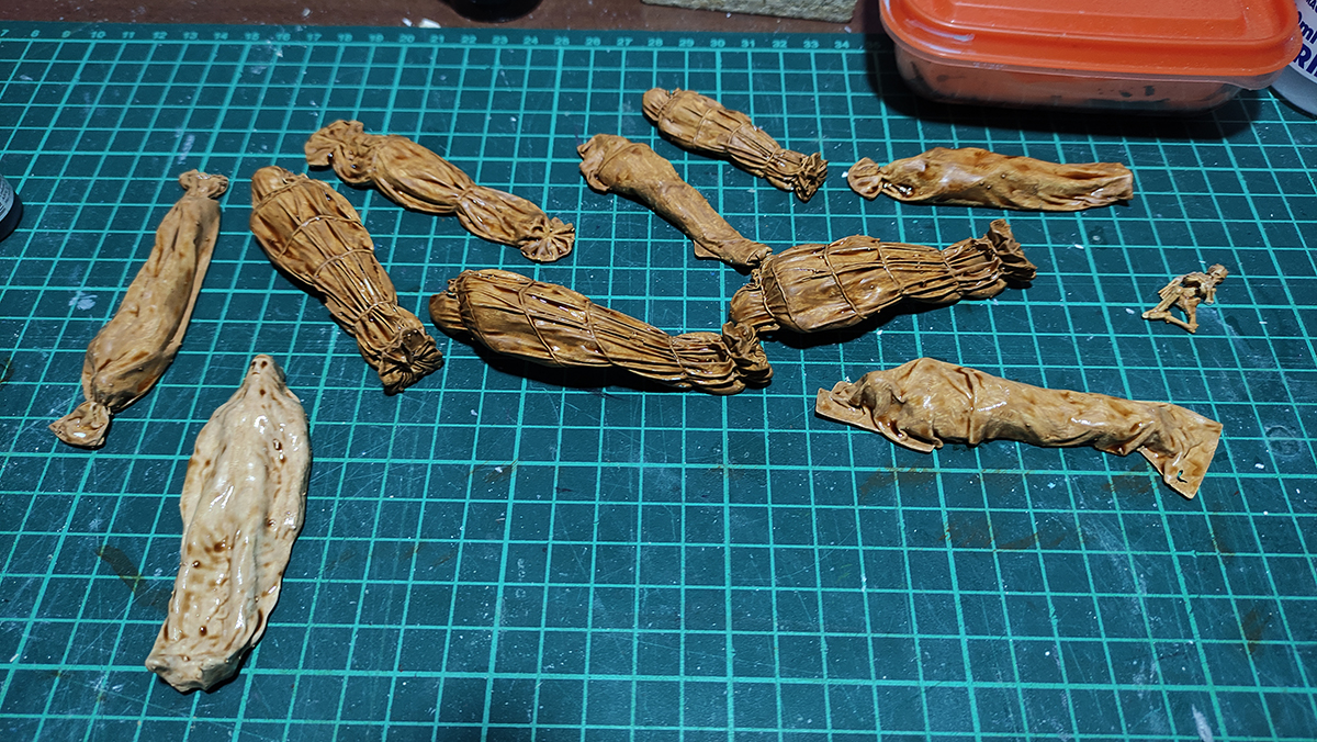 Diorama artesanal de Venecia durante la peste negra, mostrando a dos médicos de la peste con máscara frente a una góndola en un canal, con iluminación de farol.