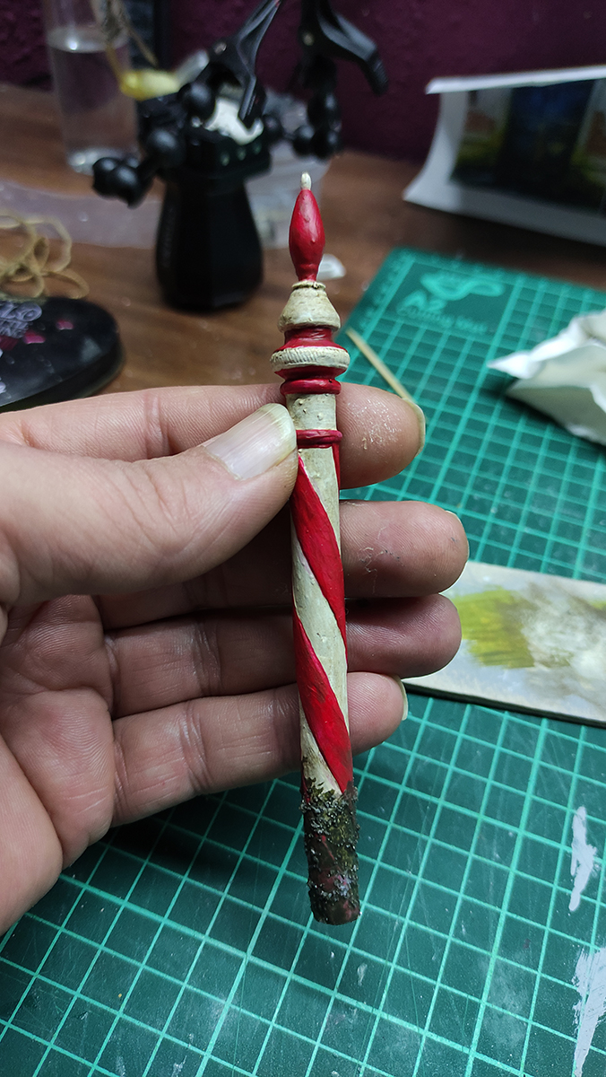 Diorama artesanal de Venecia durante la peste negra, mostrando a dos médicos de la peste con máscara frente a una góndola en un canal, con iluminación de farol.