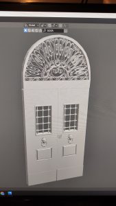 Diorama artesanal de Venecia durante la peste negra, mostrando a dos médicos de la peste con máscara frente a una góndola en un canal, con iluminación de farol.