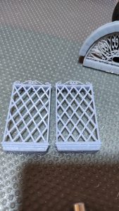 Diorama artesanal de Venecia durante la peste negra, mostrando a dos médicos de la peste con máscara frente a una góndola en un canal, con iluminación de farol.