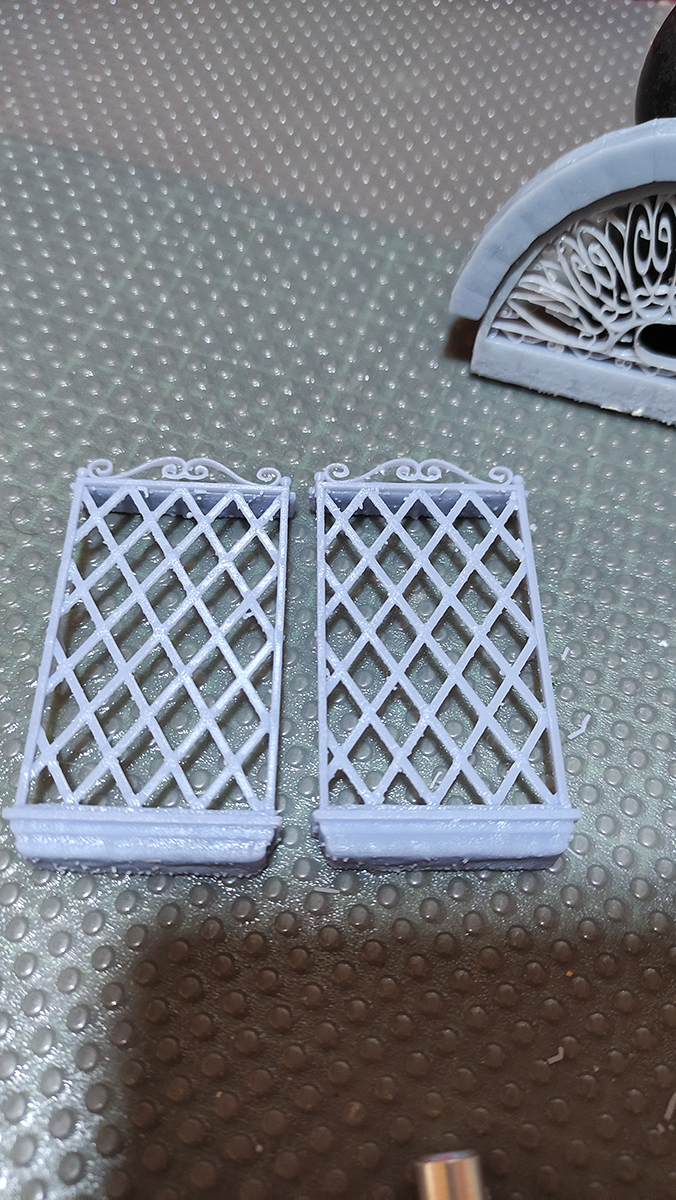 Diorama artesanal de Venecia durante la peste negra, mostrando a dos médicos de la peste con máscara frente a una góndola en un canal, con iluminación de farol.