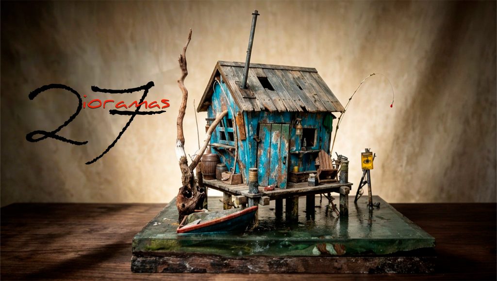 PORTADA NUEVA WEB CABAÑA Logotipo de 27 Dioramas sobre una maqueta detallada de cabaña de pescador sobre palafitos, con efecto de agua realismo y madera envejecida.