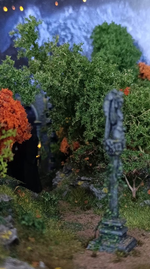 Diorama de A Santa Compaña con figuras en miniatura y bosque de terror artesanal.