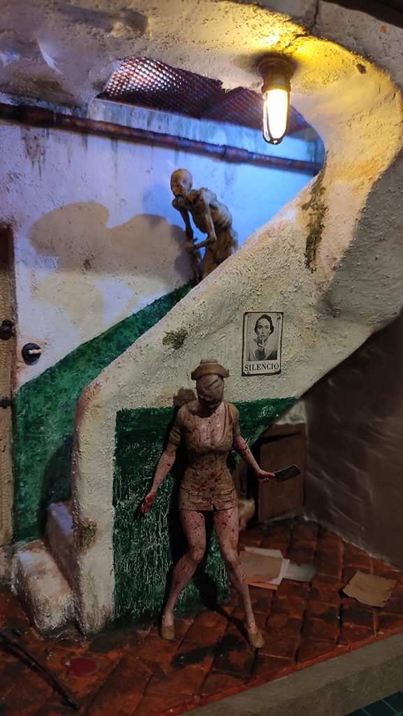 Diorama inspirado en Silent Hill con efectos de luz y acabado realista.