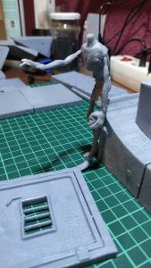 Proceso de creación de diorama artesanal inspirado en Silent Hill: detalles de construcción, pintura técnica y envejecido de escenarios de terror en miniatura.