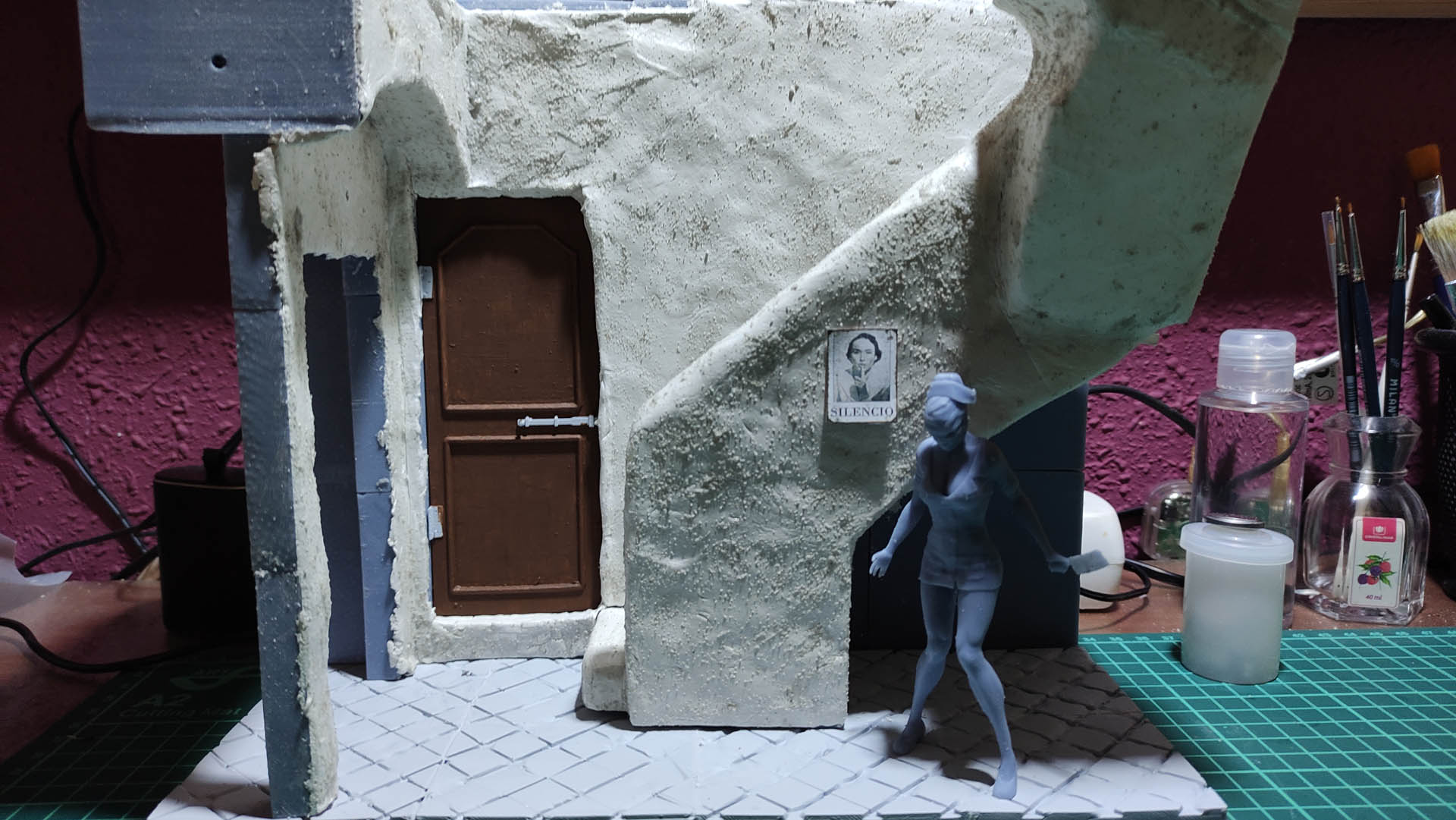 Proceso de creación de diorama artesanal inspirado en Silent Hill: detalles de construcción, pintura técnica y envejecido de escenarios de terror en miniatura.