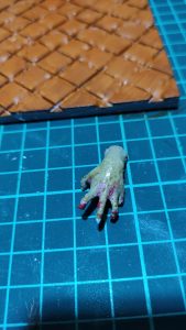 Proceso de creación de diorama artesanal inspirado en Silent Hill: detalles de construcción, pintura técnica y envejecido de escenarios de terror en miniatura.