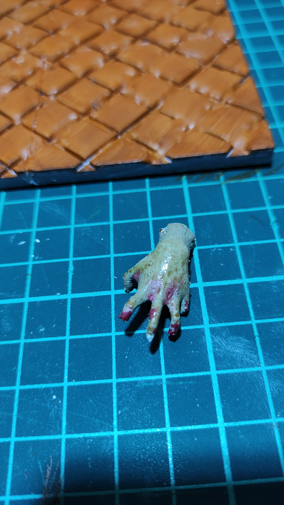 Proceso de creación de diorama artesanal inspirado en Silent Hill: detalles de construcción, pintura técnica y envejecido de escenarios de terror en miniatura.