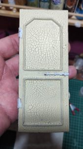 Proceso de creación de diorama artesanal inspirado en Silent Hill: detalles de construcción, pintura técnica y envejecido de escenarios de terror en miniatura.