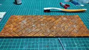 Proceso de creación de diorama artesanal inspirado en Silent Hill: detalles de construcción, pintura técnica y envejecido de escenarios de terror en miniatura.