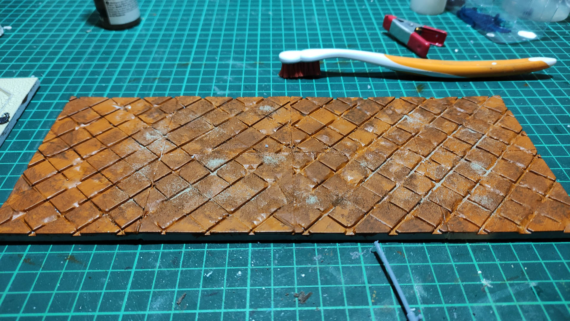 Proceso de creación de diorama artesanal inspirado en Silent Hill: detalles de construcción, pintura técnica y envejecido de escenarios de terror en miniatura.