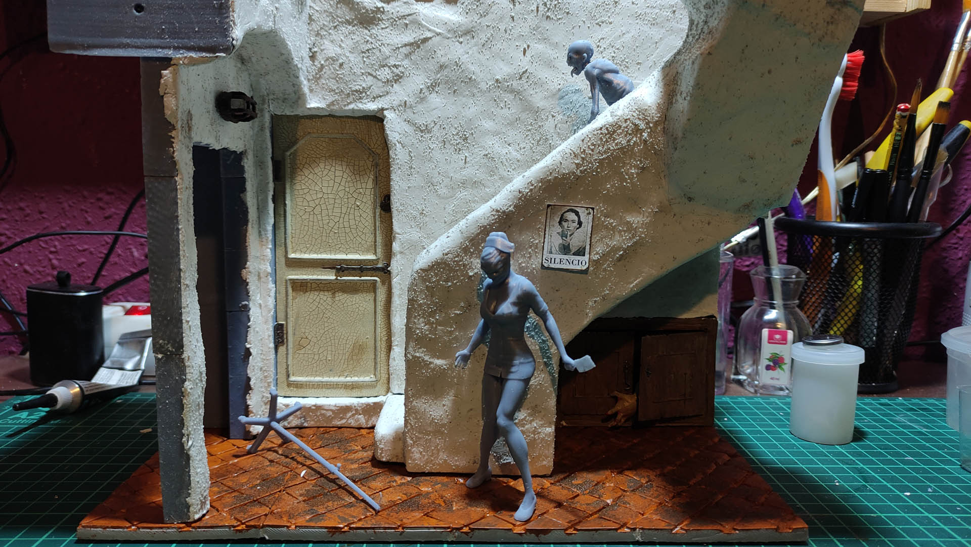 Proceso de creación de diorama artesanal inspirado en Silent Hill: detalles de construcción, pintura técnica y envejecido de escenarios de terror en miniatura.