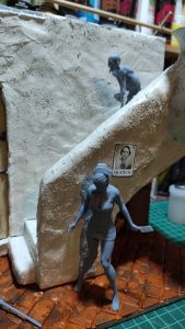 Proceso de creación de diorama artesanal inspirado en Silent Hill: detalles de construcción, pintura técnica y envejecido de escenarios de terror en miniatura.