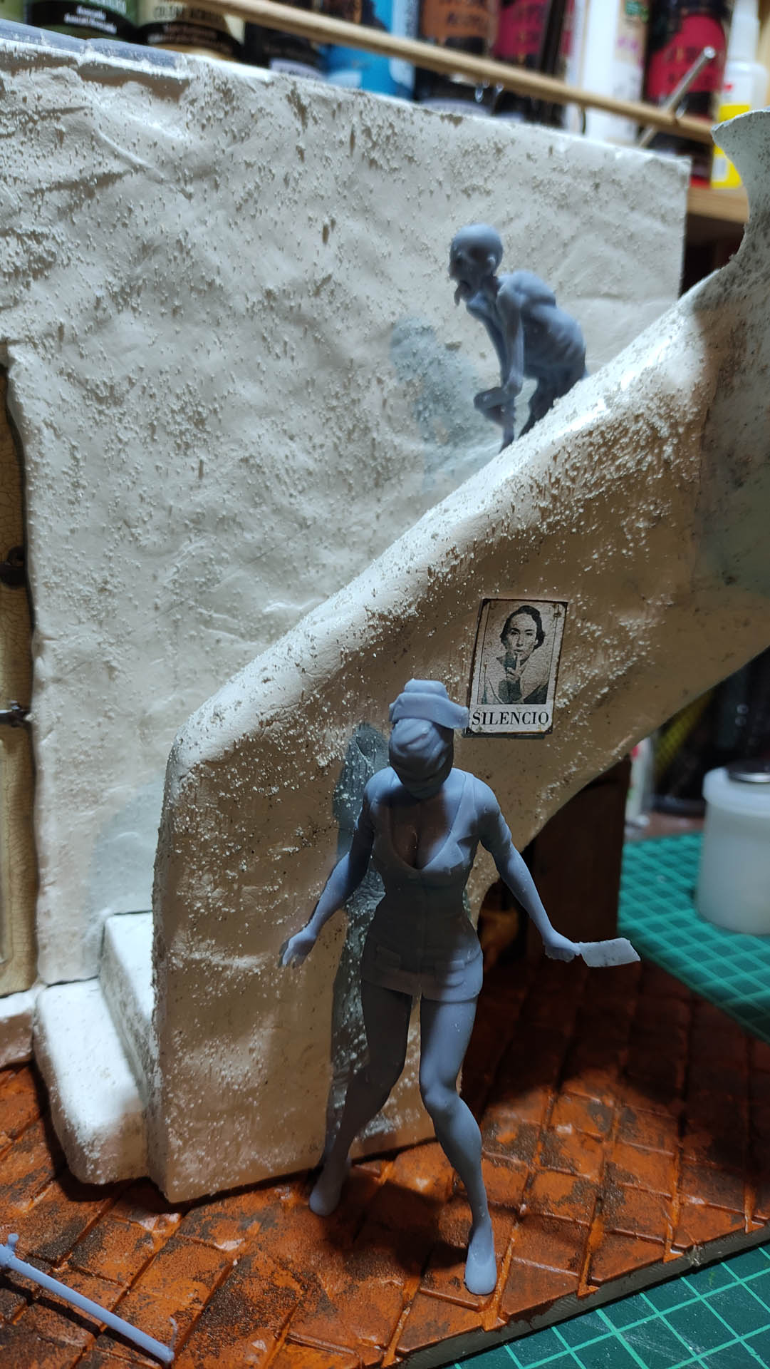 Proceso de creación de diorama artesanal inspirado en Silent Hill: detalles de construcción, pintura técnica y envejecido de escenarios de terror en miniatura.